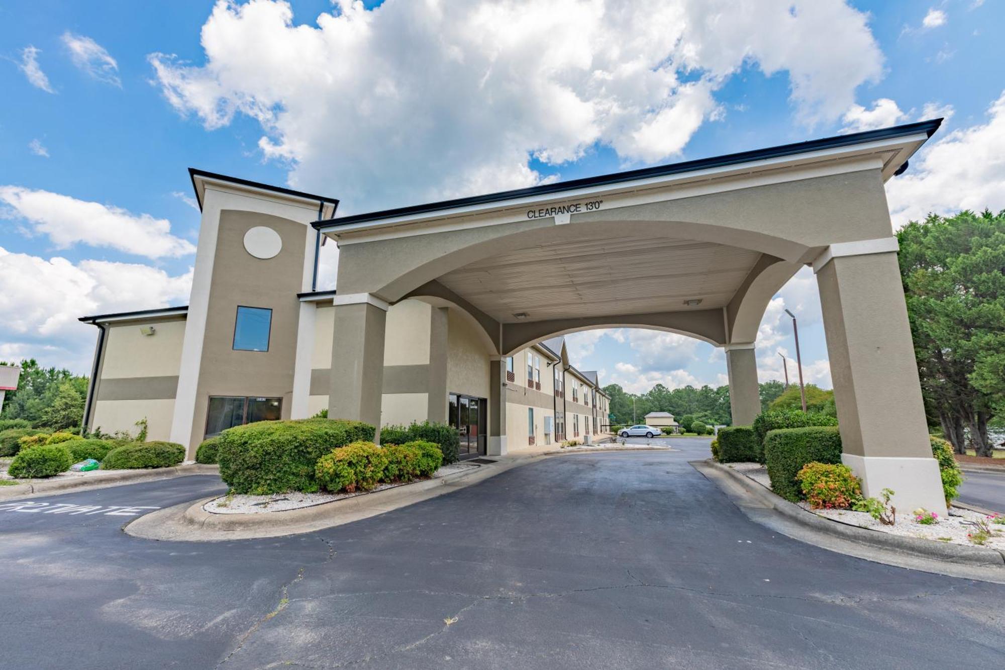 Baymont By Wyndham Creedmoor Hotel Kültér fotó